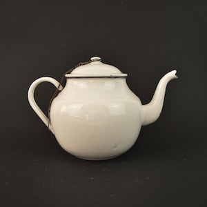 Théière émaillée blanche vintage - Bouilloire rétro 700 ml, petite théière en acier émaillé pour décoration de cuisine rustique, fabriquée en Bulgarie
