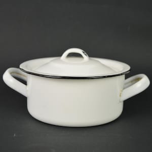 Marmite blanche vintage, marmite en acier émaillé vintage avec couvercle et poignées, marmite sur cuisinière vintage, décoration de cuisine ronde émaillée, décoration rustique