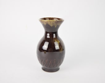 セラミック製の花瓶。緑と茶色の色合いの層を組み合わせて手作りされ