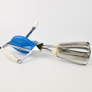 Vintage Hand Mixer - Retro Blue Hand Mixer - Vintage Metal Eggs Beater - Vintage Farmhouse Kitchen Decor - Home decor - Gift for Her