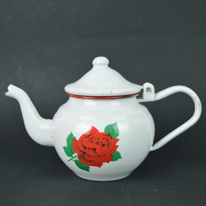 Théière blanche vintage, bouilloire en acier émaillé vintage avec roses, théière sur la cuisinière vintage, petite théière blanche, capacité 500 ml, décoration de cuisine