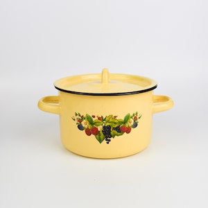 Vintage gele kookpot, geëmailleerde pot met deksel en handgrepen, ronde kookplaat, keukendecor
