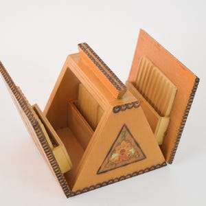 Scatola per sigarette vintage, portasigarette retrò, scatola per sigarette in legno, scatola a forma di triangolo, porta tabacco, arredamento per la casa, prodotto in Bulgaria, regalo