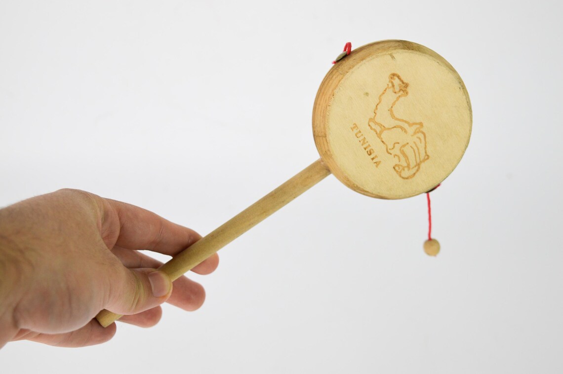 Vintage Rattle Drum, Tribal Spin Drum, Instrument Noise Maker, Made in Tunisia, Child Toy, foto 2 di 5