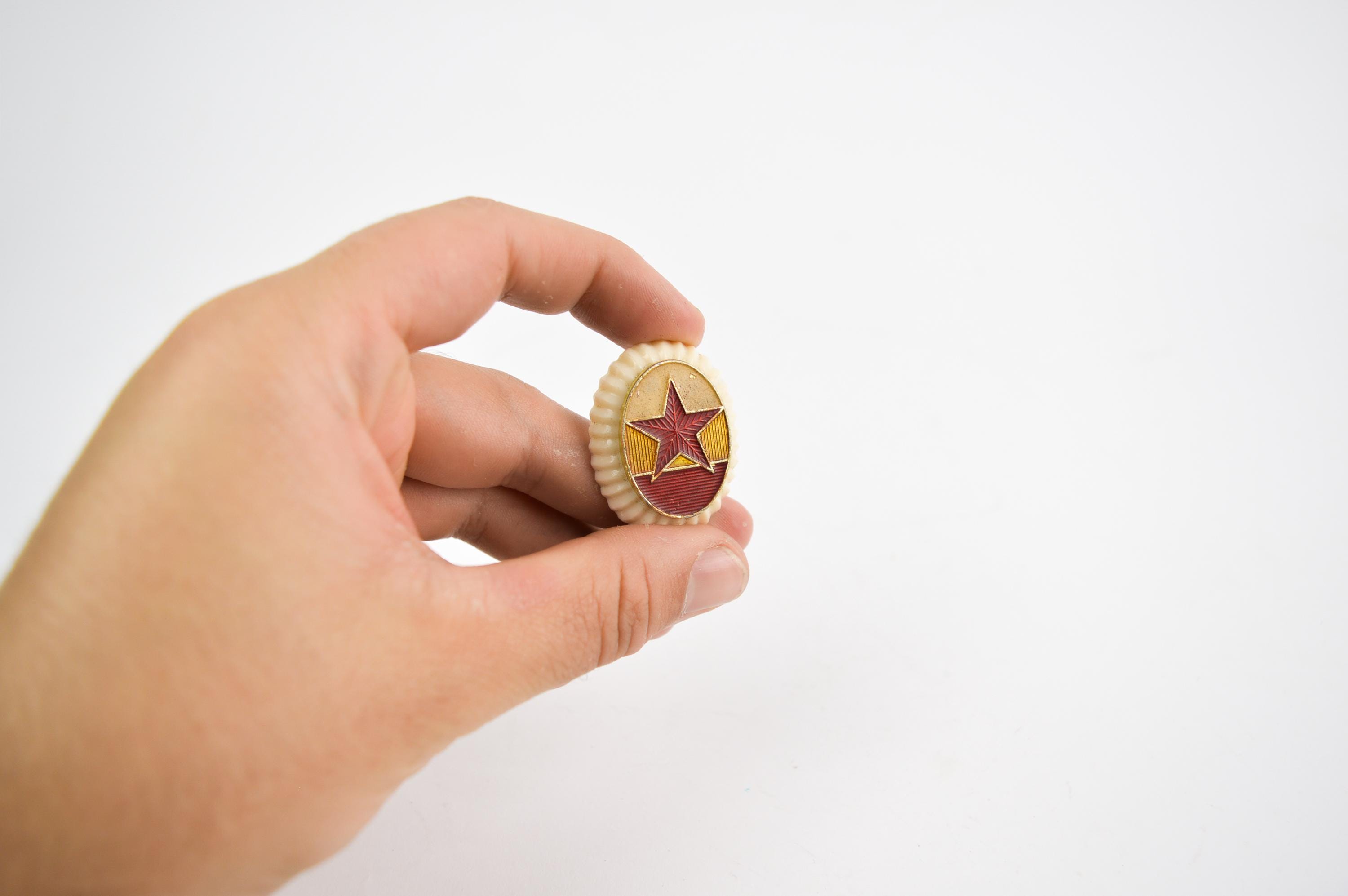 Insigne Broche Roumanie – Ouvrier émail étoile Rouge, époque Soviétique Années 1950