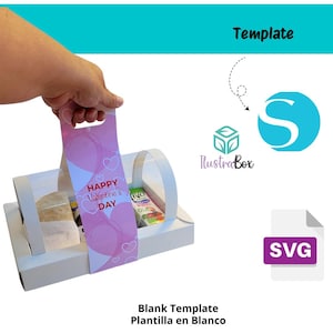 Puede incluir: Caja de cartón blanca con una ventana de plástico transparente y un asa rosa. El asa tiene un diseño rosa y blanco con el texto "Happy Valentine's Day".