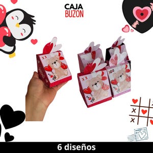 以下が含まれることがあります： テディベアのデザインが施された、ピンクと赤の小さなギフトボックスが6つ。ボックスには「XOXO」と「愛してる」の文字が印刷されています。ボックスには「6 dise&ntilde;os」とラベルが貼られています。