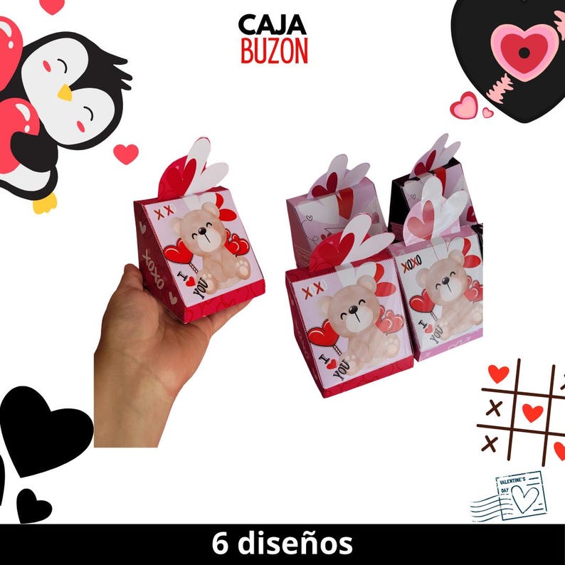 以下が含まれることがあります： テディベアのデザインが施された、ピンクと赤の小さなギフトボックスが6つ。ボックスには「XOXO」と「愛してる」の文字が印刷されています。ボックスには「6 dise&ntilde;os」とラベルが貼られています。