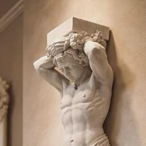 Atlas Skulptur – Klassische Wandskulptur aus Beton, Antiker Stil Mythologie Relief