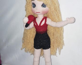 Bambola cantante fatta a mano all'uncinetto - Artista amigurumi, regalo per gli amanti della musica