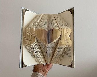 Libro plegado personalizado con corazón e iniciales – Regalo romántico a medida