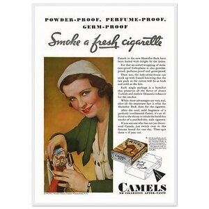 Manifesto Camel Americana del 1931 - Donna elegante in giacca verde - Manifesto vintage incorniciato