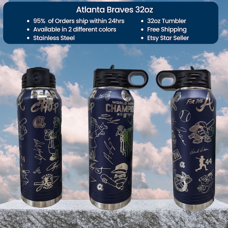 K&ouml;nnte beinhalten: Drei 946 ml Edelstahlbecher mit verschiedenen Designs der Atlanta Braves. Die Becher sind blau mit silbernen Akzenten und zeigen das Teamlogo, Spielerunterschriften und die Worte "Fear the Chop", "World Series Champions 2021" und "For the A".
