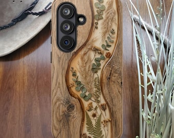 Pressad ormbunke och eukalyptusflod i träfiber, bohemiskt motiv | Slitstarkt fodral, träådring och harts