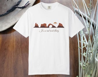 Röd klipplandskap T-shirt: Naturinspirerad unisex-tröja