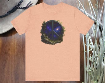 T-shirt med fredstecken i skogen och natt | Galaxstjärnor, månbelyst scen, naturt-shirt