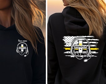 Op de afbeelding: Zwarte hoodie met een gele dunne lijn Amerikaanse vlag en een witte afbeelding van een headset met een kruis en het woord "DISPATCH" op de rug. De voorkant van de hoodie heeft een kleinere versie van de afbeelding met de tekst "Your name".