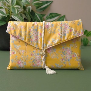 Yellow Padded Kindle Paperwhite Case, Quilted Book Cover, Spring Theme, Book Accessories, Pouch for Knitting, Crochet and Craft Accessories