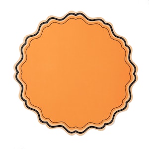 Puede incluir: Un objeto circular con borde festoneado, de color naranja. Tiene un borde negro y beige. El centro es de color naranja liso. El objeto est&aacute; aislado sobre un fondo blanco.