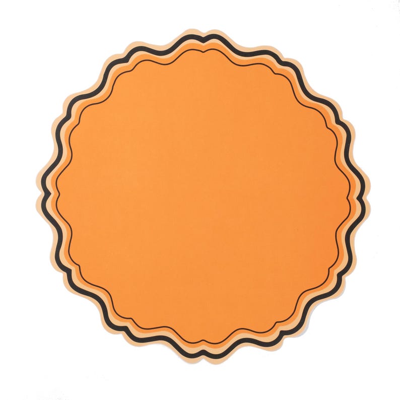 Puede incluir: Un objeto circular con borde festoneado, de color naranja. Tiene un borde negro y beige. El centro es de color naranja liso. El objeto est&aacute; aislado sobre un fondo blanco.