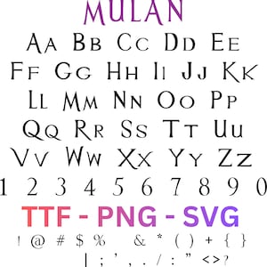 Op de afbeelding: Een digitale lettertypeset getiteld MULAN met hoofdletters en kleine letters van A tot Z, cijfers van 0 tot 9 en diverse leestekens. De tekst TTF - PNG - SVG wordt weergegeven in rood en paars, wat de beschikbare bestandsformaten aangeeft.