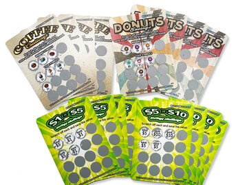 Puede incluir: Un conjunto de tarjetas de rascar para desafíos de ahorro. Las tarjetas presentan temas como café, donuts y cantidades de ahorro de $1 o $5, y $5 o $10. Cada tarjeta tiene círculos para rascar y revelar símbolos.