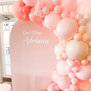 Kit de arco y fondo de globos rosados personalizado: ¡perfecto para celebraciones de bautismo!
