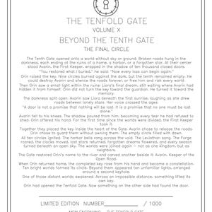 Puede incluir: Una impresi&oacute;n rectangular en blanco y negro con un icono de cerradura en la parte superior. El texto dice THE TENFOLD GATE, VOLUME X, BEYOND THE TENTH GATE, THE FINAL CIRCLE, seguido de una historia narrativa. Incluye un campo de edici&oacute;n limitada.