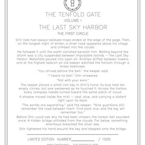 Op de afbeelding: Een rechthoekige witte pagina met zwarte tekst getiteld The Tenfold Gate Volume I The Last Sky Harbor The First Circle. De tekst beschrijft een fantasieverhaal over Orin Vale, een stad in de wolken en een sleutel. Bovenaan staat een sleutelpictogram.