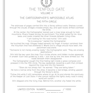 K&ouml;nnte beinhalten: Eine rechteckige wei&szlig;e Seite mit schwarzem Text, betitelt THE TENFOLD GATE VOLUME V THE CARTOGRAPHER'S IMPOSSIBLE ATLAS THE FIFTH CIRCLE. Sie zeigt oben ein kreisf&ouml;rmiges Schl&uuml;sselloch-Symbol und unten eine Zeile f&uuml;r die Nummerierung.