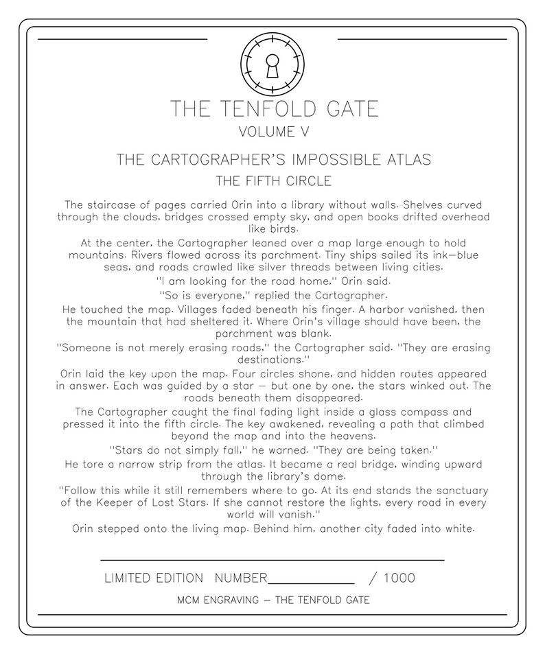 K&ouml;nnte beinhalten: Eine rechteckige wei&szlig;e Seite mit schwarzem Text, betitelt THE TENFOLD GATE VOLUME V THE CARTOGRAPHER'S IMPOSSIBLE ATLAS THE FIFTH CIRCLE. Sie zeigt oben ein kreisf&ouml;rmiges Schl&uuml;sselloch-Symbol und unten eine Zeile f&uuml;r die Nummerierung.