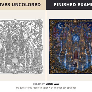 Puede incluir: Una placa cuadrada con una ilustraci&oacute;n detallada de l&iacute;neas de una catedral g&oacute;tica con elementos celestiales, mostrada en estado sin colorear y en una versi&oacute;n terminada a color. El texto dice: ARRIVES UNCOLORED, FINISHED EXAMPLE, COLOR IT YOUR WAY.