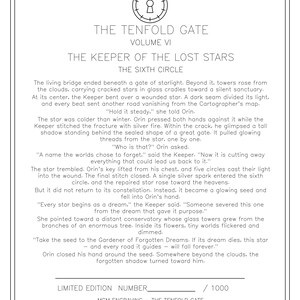 Puede incluir: Una impresi&oacute;n rectangular con un borde negro y un icono de cerradura central. El texto dice: THE TENFOLD GATE, VOLUME VI, THE KEEPER OF THE LOST STARS, THE SIXTH CIRCLE, seguido de una historia narrativa y una l&iacute;nea de edici&oacute;n limitada.