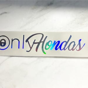 Könnte beinhalten: Ein weißer Aufkleber mit einem blauen Kreis, der ein Schlosssymbol enthält, und dem Text "Only Hondas" in einer schwarzen und regenbogenfarbenen blauen Schrift.