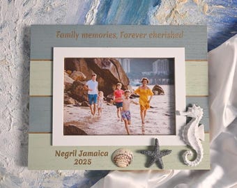 Vacaciones familiares en la playa. Marco de fotos de 5 x 7. Regalo perfecto para la familia. Marco de fotos creativo familiar con océano. Regalo de boda en la playa grabado a medida.