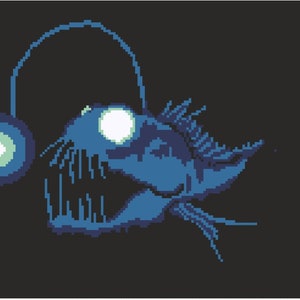 Puede incluir: Un pez pescador azul con una boca grande y llena de dientes y un señuelo brillante en la cabeza. El pez está representado en un estilo pixelado, con un fondo azul oscuro.