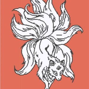 Può includere: Una volpe bianca a nove code con un design stilizzato e dettagliato. La volpe è raffigurata con una coda arricciata e un'espressione feroce. Lo sfondo è di colore arancione pieno.