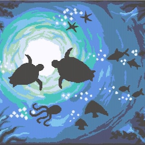 Könnte beinhalten: Silhouetten von zwei Meeresschildkröten, die in einem blauen und grünen Ozean mit einem weißen Kreis in der Mitte schwimmen. Der Ozean ist gefüllt mit Blasen und anderem Meeresleben, darunter Fische, Seesterne und ein Tintenfisch.