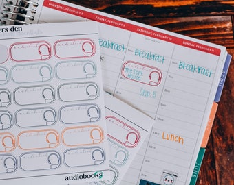Puede incluir: Un planificador abierto en la semana del 8 al 11 de febrero. El planificador tiene pestañas para cada mes, y el mes actual es febrero. El planificador tiene una hoja de pegatinas con el texto "audiobooks" y varias pegatinas con el texto "radiobook" y un icono de auriculares.