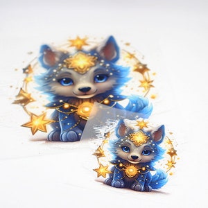 Könnte beinhalten: Ein blauer und goldener Wolfswelpe mit einem sternförmigen Heiligenschein und einer Sternenhalskette sitzt in einem Kreis aus Sternen.