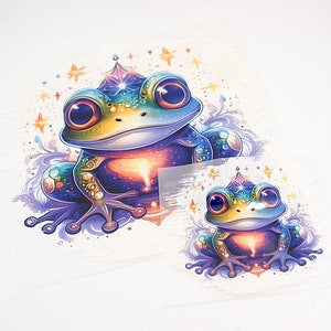Könnte beinhalten: Eine farbenfrohe, fantasievolle Illustration eines Frosches, der eine Krone mit Sternen trägt und eine Galaxie in seinem Körper hat. Der Frosch ist von einem lila und blauen Hintergrund mit Sternen umgeben.
