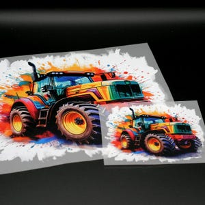 Könnte beinhalten: Zwei farbenfrohe Traktormotive auf grauem Hintergrund. Die Traktoren weisen ein Regenbogenschema mit Farbspritzern in Rot, Orange, Gelb, Grün und Blau auf. Die Designs befinden sich auf weißem Hintergrund.