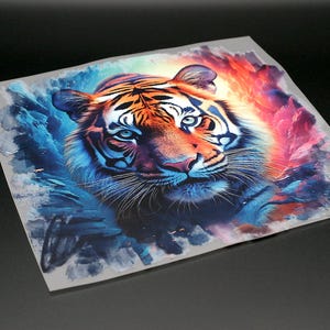 Könnte beinhalten: Ein farbenfrohes, abstraktes Gemälde eines Tigergesichts. Das Fell des Tigers ist orange, schwarz und weiß, und seine Augen sind blau. Der Hintergrund ist eine Mischung aus Blau, Lila und Rot.