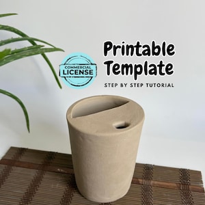 以下が含まれることがあります： 片側に切り抜きのあるセラミックの花瓶の印刷可能なテンプレートです。花瓶は薄い茶色で、上部に小さな穴があります。画像には、「印刷可能なテンプレート」と「ステップバイステップチュートリアル」というテキストが含まれています。
