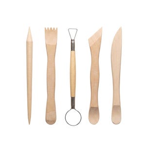 Può includere: Un set di cinque strumenti per ceramica marrone chiaro, tra cui uno strumento in legno appuntito, uno strumento dentato, uno strumento a filo, uno strumento angolato e uno strumento a forma di coltello curvo. Su sfondo bianco.