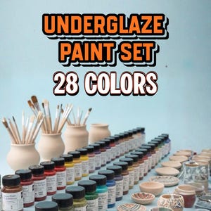 Può includere: Un set di colori sottosmalto con 28 colori, esposto con piccoli vasi in ceramica, pennelli e piatti decorativi. Le bottiglie sono disposte in file, mostrando una varietà di tonalità vivaci. Il testo "UNDERGLAZE PAINT SET 28 COLORS" è visibile.