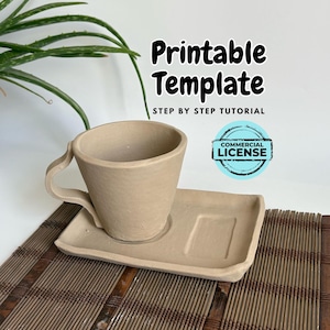 Könnte beinhalten: Druckbare Vorlage für eine Tasse und eine Untertasse. Die Vorlage ist aus braunem Papier und wird auf einer braunen Bambusmatte gezeigt. Der Text "Druckbare Vorlage" befindet sich oben im Bild. Der Text "Schritt-für-Schritt-Anleitung" befindet sich unter dem Titel. Ein blauer Kreis mit dem Text "Kommerzielle Lizenz" befindet sich in der unteren rechten Ecke des Bildes.