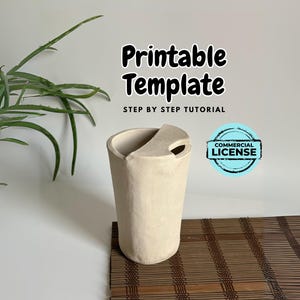 Peut inclure: Un vase en céramique blanche avec un design découpé unique. Le vase est posé sur un tapis en bambou brun. Le texte "Modèle imprimable" et "Tutoriel étape par étape" est affiché au-dessus du vase. Un cercle bleu avec le texte "Licence commerciale" est affiché à droite du vase.