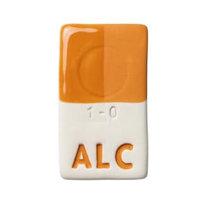 Può includere: Oggetto rettangolare in ceramica con design bicolore. La metà superiore è arancione, con finitura lucida sul lato sinistro. La metà inferiore è bianca, con i numeri "1-0" e le lettere "ALC" in arancione.