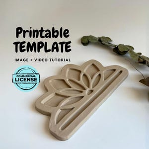 Puede incluir: Una plantilla imprimible para un diseño decorativo que presenta una flor estilizada con detalles intrincados. La plantilla está hecha de un material marrón claro y está lista para ser utilizada en proyectos de manualidades. La imagen incluye el texto "Plantilla imprimible" y "Imagen + Tutorial en video".